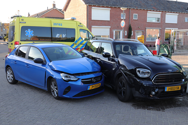 Twee auto’s botsen op elkaar op kruising aan de Berckenrodelaan Waalwijk