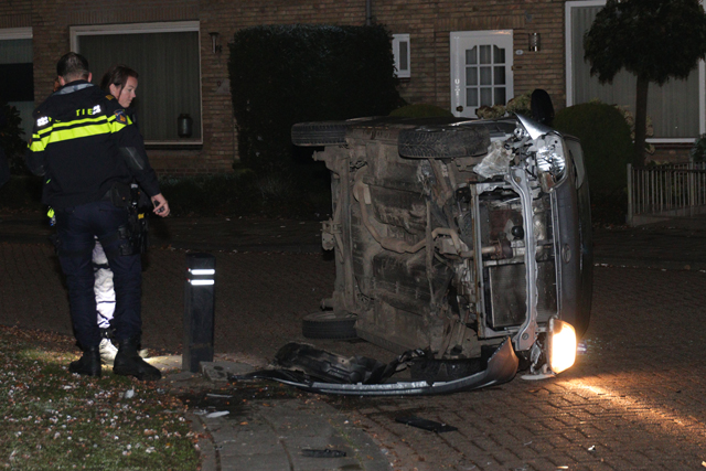 Auto belandt op zijn kant aan de Coubertinlaan Waalwijk