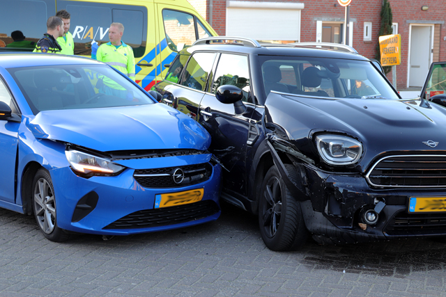 Twee auto’s botsen op elkaar op kruising aan de Berckenrodelaan Waalwijk