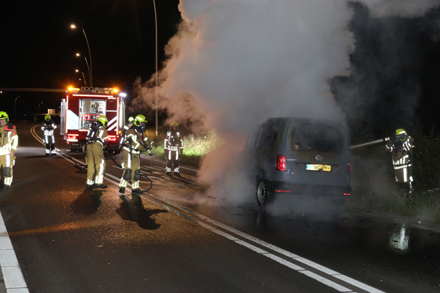 Volkswagen Caddy brandt uit op de Midden-Brabantweg Waalwijk
