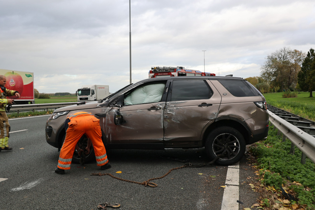 Auto belandt op zijkant na ongeval op A59 (Maasroute) Waalwijk