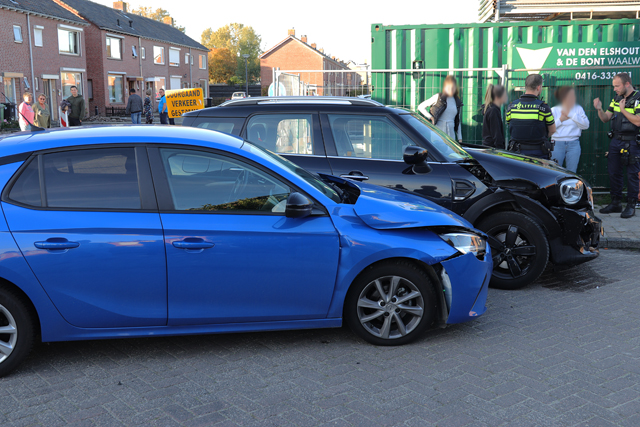 Twee auto’s botsen op elkaar op kruising aan de Berckenrodelaan Waalwijk