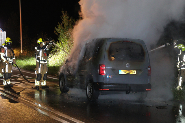 Volkswagen Caddy brandt uit op de Midden-Brabantweg Waalwijk