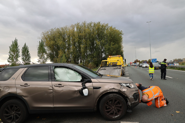 Auto belandt op zijkant na ongeval op A59 (Maasroute) Waalwijk