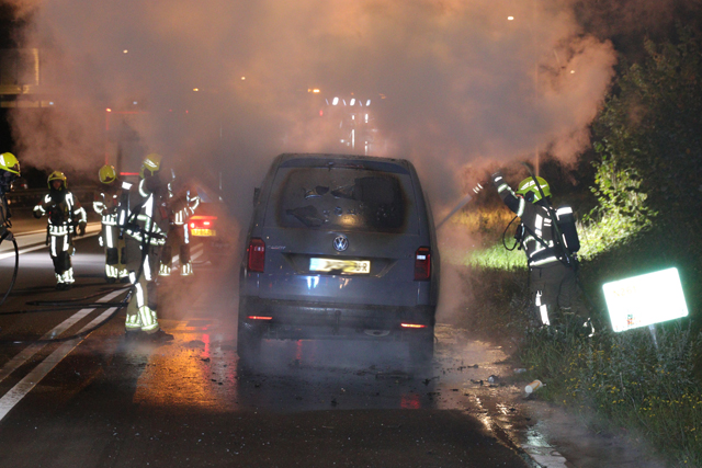 Volkswagen Caddy brandt uit op de Midden-Brabantweg Waalwijk