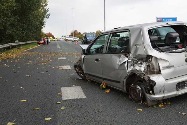 Auto belandt op zijkant na ongeval op A59 (Maasroute) Waalwijk