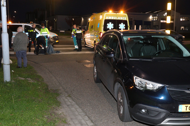 Fietser klapt op voorruit van auto aan de Vijzelweg Waalwijk