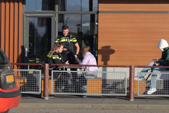 Meisje fiets op vluchtstrook op de Midden-Brabantweg Waalwijk