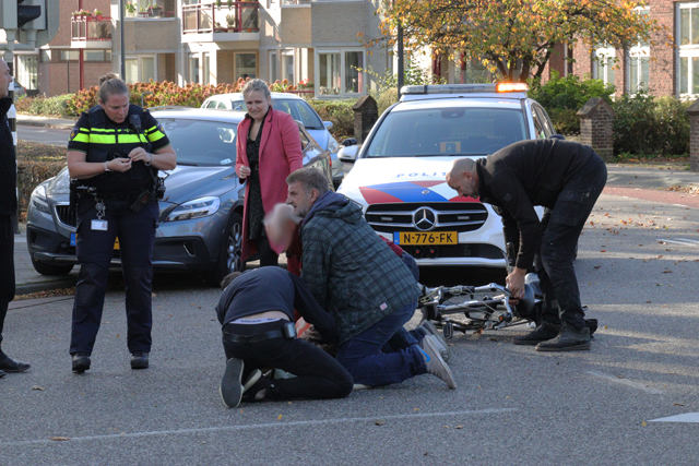Vrouw op fiets raakt ernstig gewond na aanrijding met buurtbus aan het Vredesplein Waalwijk