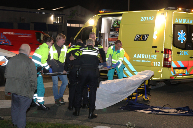 Fietser klapt op voorruit van auto aan de Vijzelweg Waalwijk