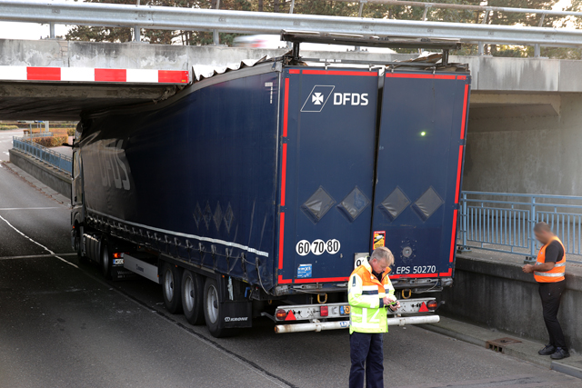 Vrachtwagen staat muur vast onder het berucht viaduct aan de Hertog Janstraat Waalwijk