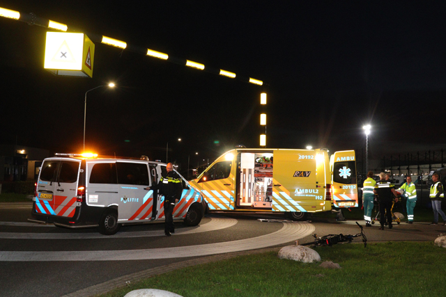 Fietser klapt op voorruit van auto aan de Vijzelweg Waalwijk