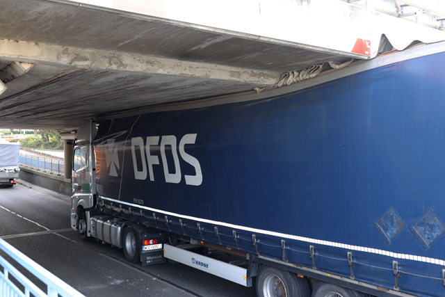 Vrachtwagen staat muur vast onder het berucht viaduct aan de Hertog Janstraat Waalwijk