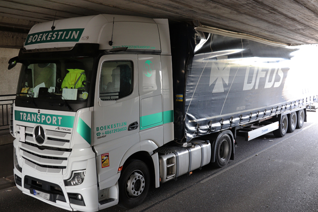 Vrachtwagen staat muur vast onder het berucht viaduct aan de Hertog Janstraat Waalwijk