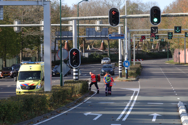 Vrouw op fiets raakt ernstig gewond na aanrijding met buurtbus aan het Vredesplein Waalwijk