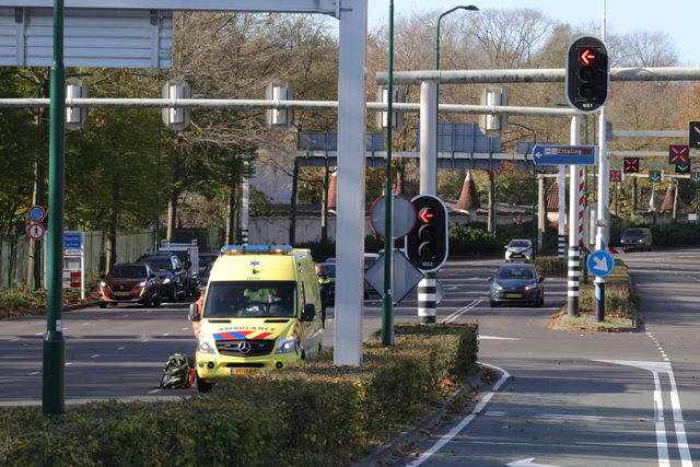 Vrouw op fiets raakt ernstig gewond na aanrijding met buurtbus aan het Vredesplein Waalwijk