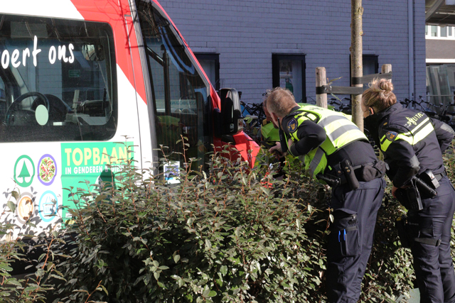 Vrouw op fiets raakt ernstig gewond na aanrijding met buurtbus aan het Vredesplein Waalwijk