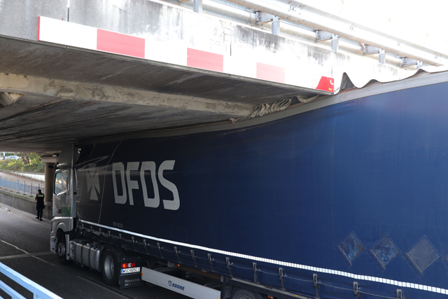 Vrachtwagen staat muur vast onder het berucht viaduct aan de Hertog Janstraat Waalwijk