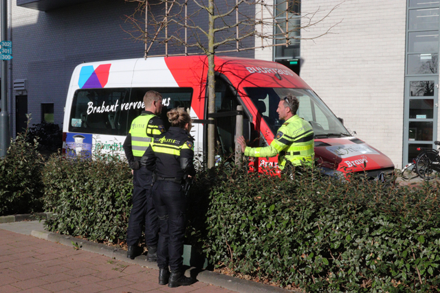 Vrouw op fiets raakt ernstig gewond na aanrijding met buurtbus aan het Vredesplein Waalwijk