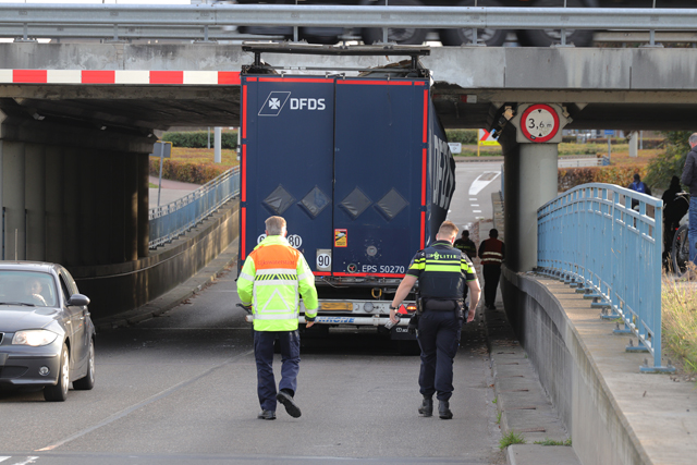 Vrachtwagen staat muur vast onder het berucht viaduct aan de Hertog Janstraat Waalwijk