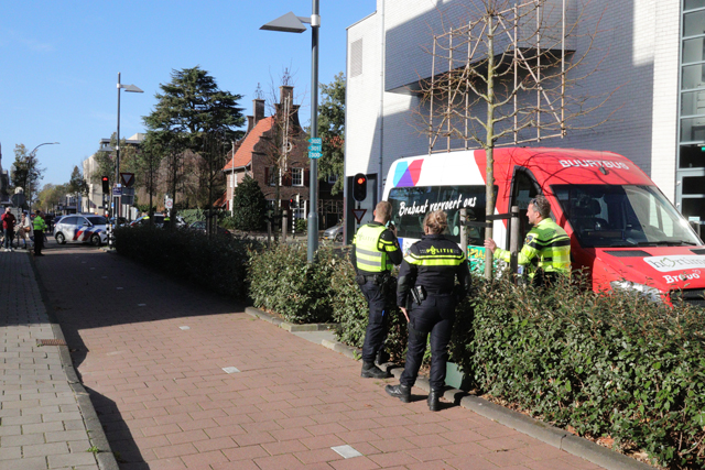 Vrouw op fiets raakt ernstig gewond na aanrijding met buurtbus aan het Vredesplein Waalwijk