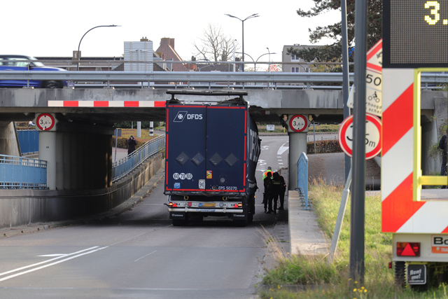 Vrachtwagen staat muur vast onder het berucht viaduct aan de Hertog Janstraat Waalwijk
