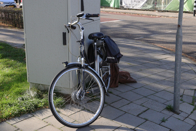 Vrouw op fiets raakt ernstig gewond na aanrijding met buurtbus aan het Vredesplein Waalwijk