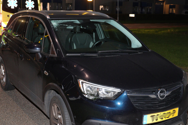Fietser klapt op voorruit van auto aan de Vijzelweg Waalwijk