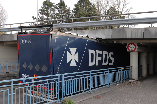 Vrachtwagen staat muur vast onder het berucht viaduct aan de Hertog Janstraat Waalwijk