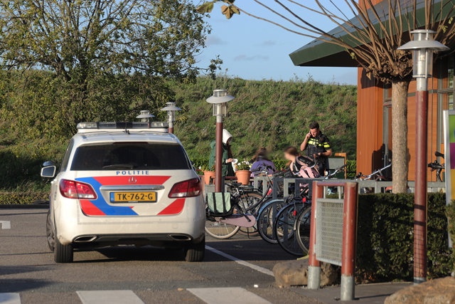 Meisje fiets op vluchtstrook op de Midden-Brabantweg Waalwijk