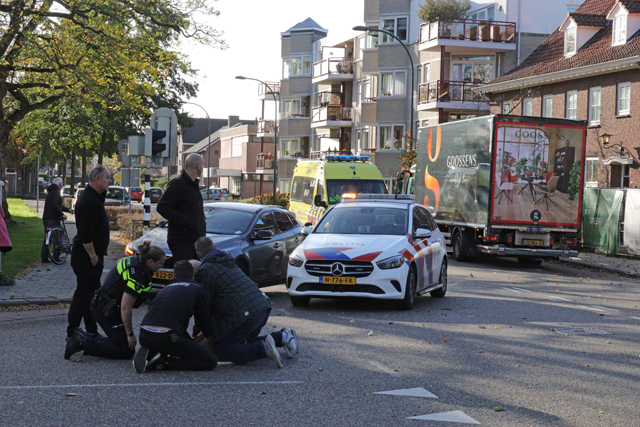 Vrouw op fiets raakt ernstig gewond na aanrijding met buurtbus aan het Vredesplein Waalwijk