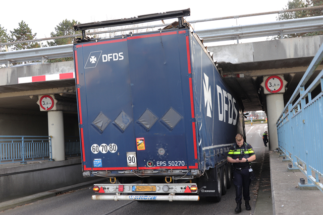 Vrachtwagen staat muur vast onder het berucht viaduct aan de Hertog Janstraat Waalwijk