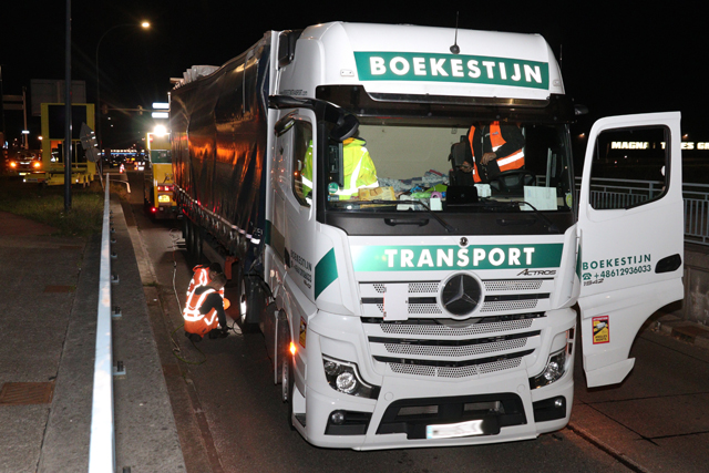 Vrachtwagen staat muur vast onder het berucht viaduct aan de Hertog Janstraat Waalwijk