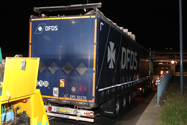 Vrachtwagen staat muur vast onder het berucht viaduct aan de Hertog Janstraat Waalwijk