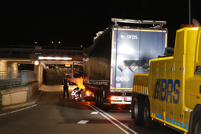 Vrachtwagen staat muur vast onder het berucht viaduct aan de Hertog Janstraat Waalwijk
