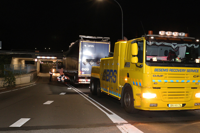 Vrachtwagen staat muur vast onder het berucht viaduct aan de Hertog Janstraat Waalwijk