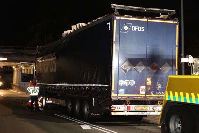 Vrachtwagen staat muur vast onder het berucht viaduct aan de Hertog Janstraat Waalwijk