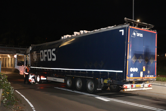 Vrachtwagen staat muur vast onder het berucht viaduct aan de Hertog Janstraat Waalwijk