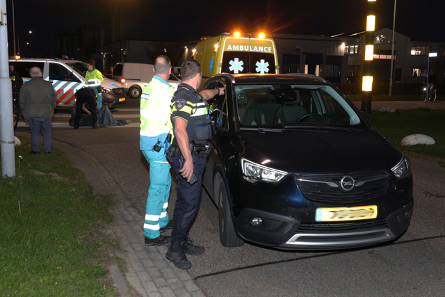 Fietser klapt op voorruit van auto aan de Vijzelweg Waalwijk