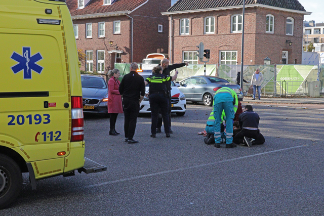 Vrouw op fiets raakt ernstig gewond na aanrijding met buurtbus aan het Vredesplein Waalwijk
