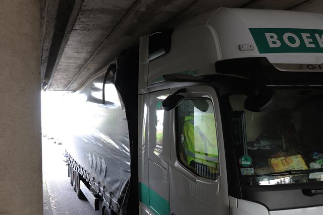 Vrachtwagen staat muur vast onder het berucht viaduct aan de Hertog Janstraat Waalwijk