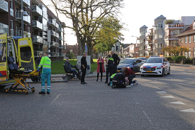 Vrouw op fiets raakt ernstig gewond na aanrijding met buurtbus aan het Vredesplein Waalwijk