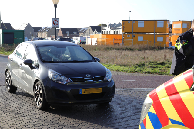 Meisje klapt met fiets op voorruit auto aan de Burgemeester de Geusstraat Waalwijk