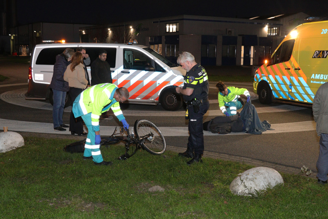 Fietser klapt op voorruit van auto aan de Vijzelweg Waalwijk