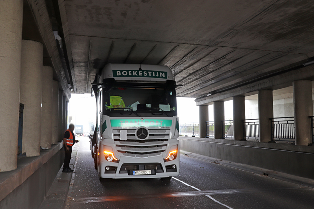 Vrachtwagen staat muur vast onder het berucht viaduct aan de Hertog Janstraat Waalwijk