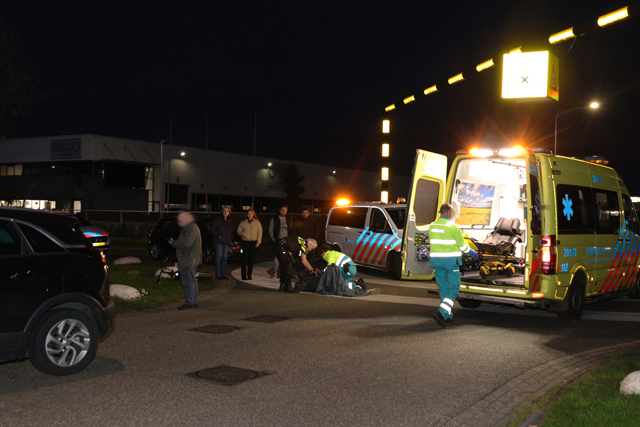 Fietser klapt op voorruit van auto aan de Vijzelweg Waalwijk