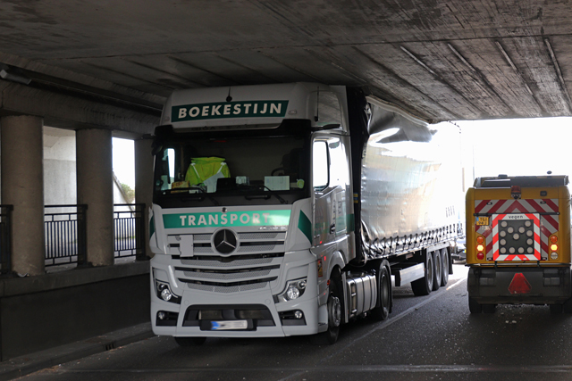 Vrachtwagen staat muur vast onder het berucht viaduct aan de Hertog Janstraat Waalwijk