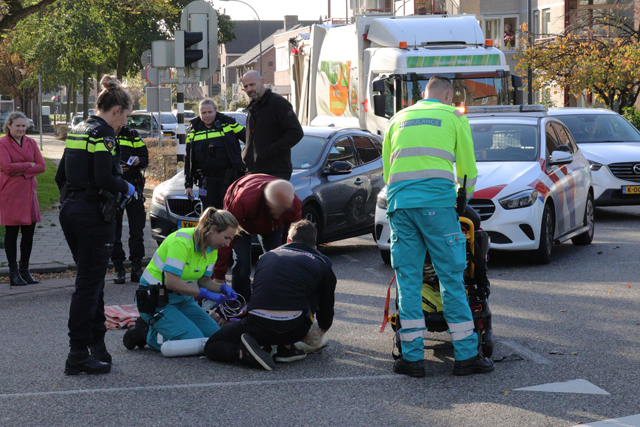 Vrouw op fiets raakt ernstig gewond na aanrijding met buurtbus aan het Vredesplein Waalwijk