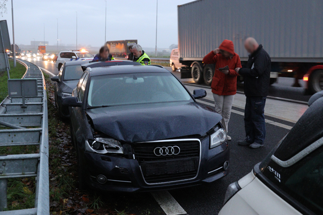 5 auto’s botsen op elkaar op de A59 (Maasroute) Waalwijk