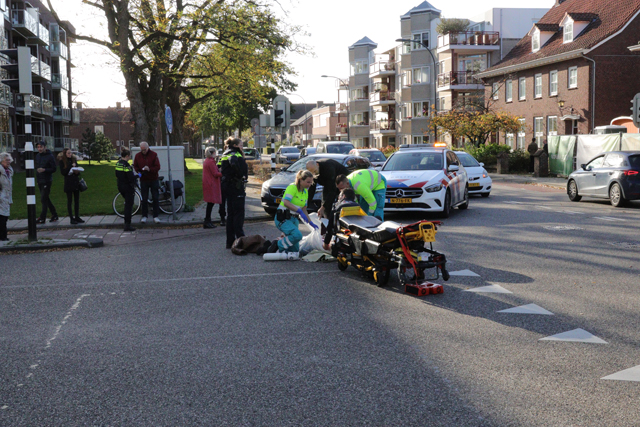 Vrouw op fiets raakt ernstig gewond na aanrijding met buurtbus aan het Vredesplein Waalwijk
